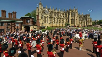 Download Video: - Prens Harry Ve Markle, Kraliyet Arabasıyla Şehir Turu Yaptı