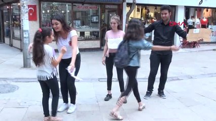 Denizli-2'si Kız 3 Lise Öğrencisinden 'Sarılmak Bedava' Eylemi