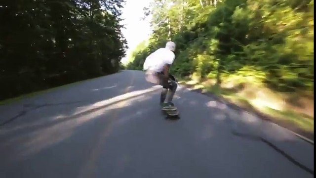 Tombé en skateboard il est sauvé par la glissière de sécurité en pleine montagne !