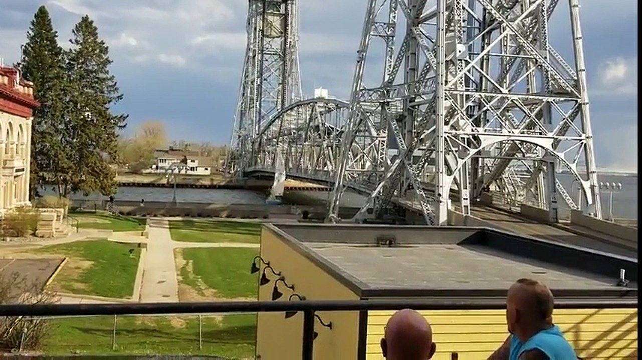 Ce bateau se fait découper le mat sous un pont !