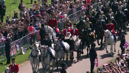 Harry e Meghan desfilam para multidão em Windsor