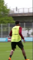 Entrenamiento de Leon Bailey con el Bayer Leverkusen