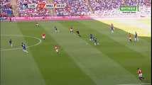 KHÔNG VÀO! Chelsea phản công nhanh. Hazard đi bóng kĩ thuật bên cánh trái trước khi tung cú dứt điểm hiểm hóc, rất may De Gea đã cứu thua kịp thời.