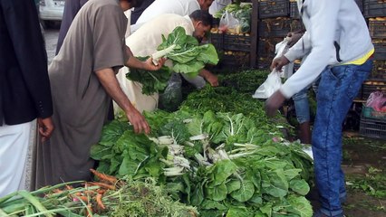 الليبيون يقبلون على التسوق لرمضان رغم الشكوى من ارتفاع الأسعار