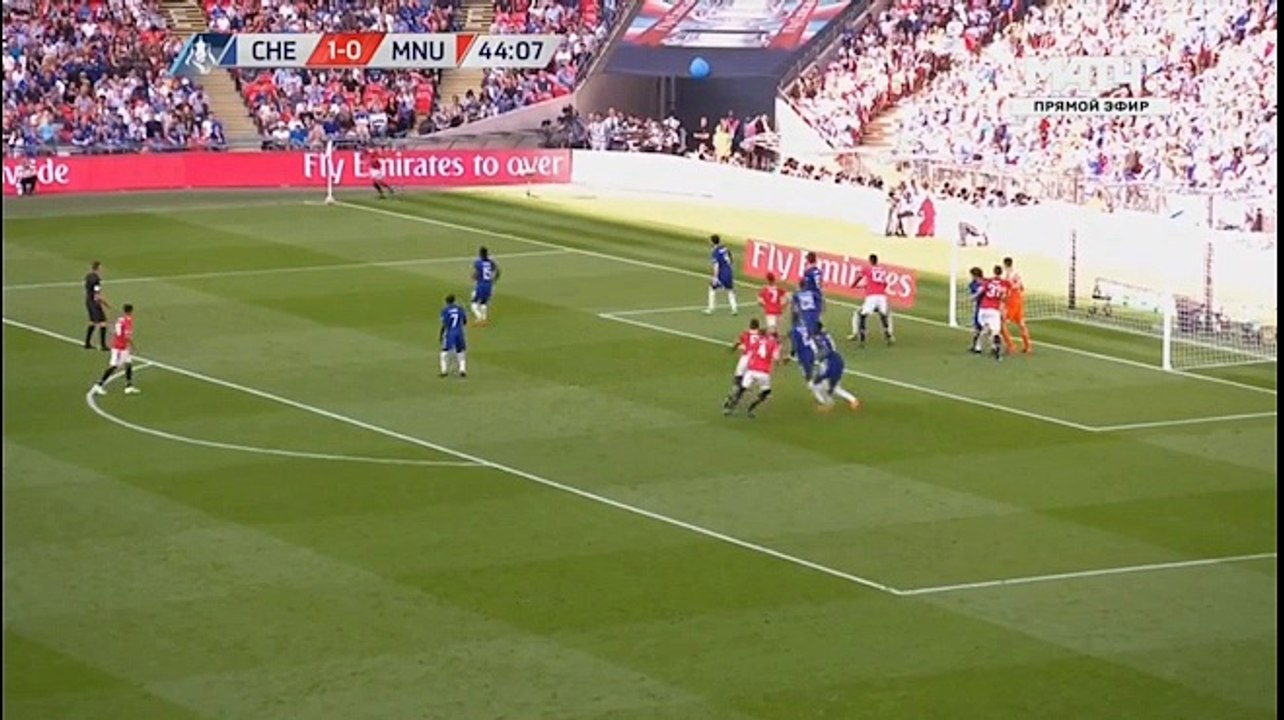 KHÔNG VÀO! Pogba treo bóng từ cánh trái, Phil Jones bật cao dứt điểm chệch cột dọc.