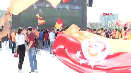 Galatasaray Taraftarı, İstanbul'daki Festival Alanında Toplanmaya Başladı
