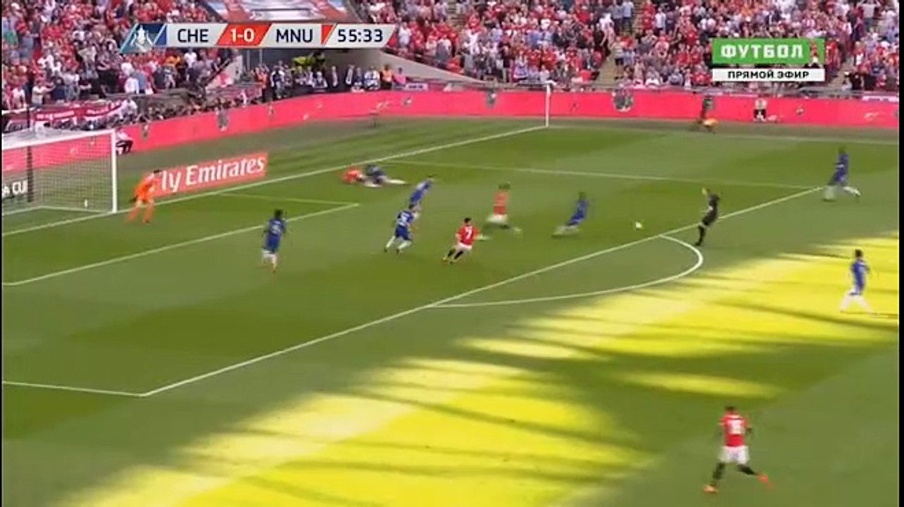 CỨU THUA! Courtois xuất sắc cản phá cú dứt điểm trái phá của Rashford.