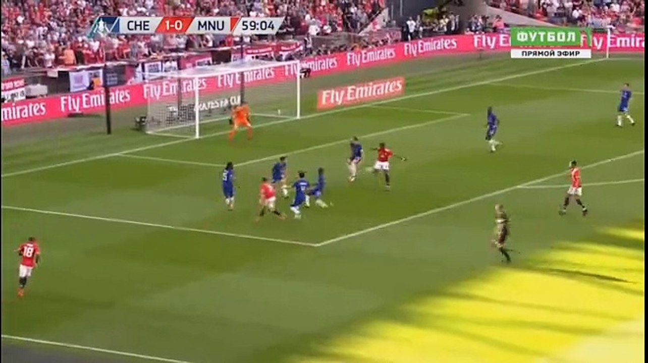 CƠ HỘI! Cú dứt điểm ngoài vòng cấm của Matic quá thiếu chính xác, bóng đi nhẹ và chệch cột dọc.