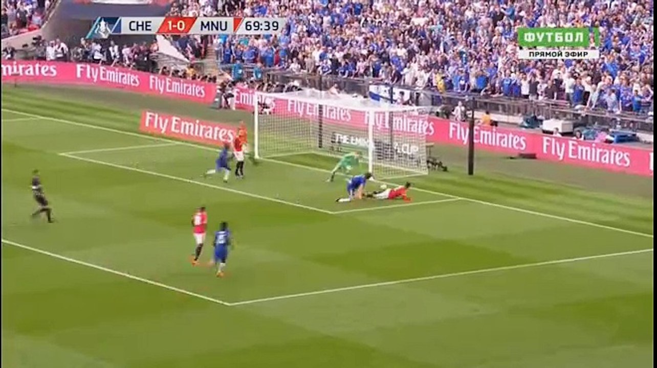 BỎ LỠ ĐÁNG TIẾC! Kante đã thu hút hết hàng thủ MU trước khi "dọn cỗ" cho Azpilicueta. Chỉ tiếc là cầu thủ người TBN lại dứt diểm quá hiền trong pha đối mặt với De Gea.