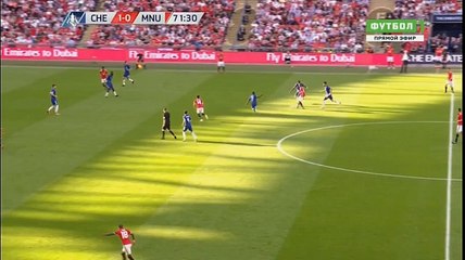 CỨU THUA! Lingard chọc khe cho Rashford băng xuống đối mặt với Courtois. Tuy nhiên thủ thành người Bỉ là người chiến thắng trong pha 1 chọi 1.