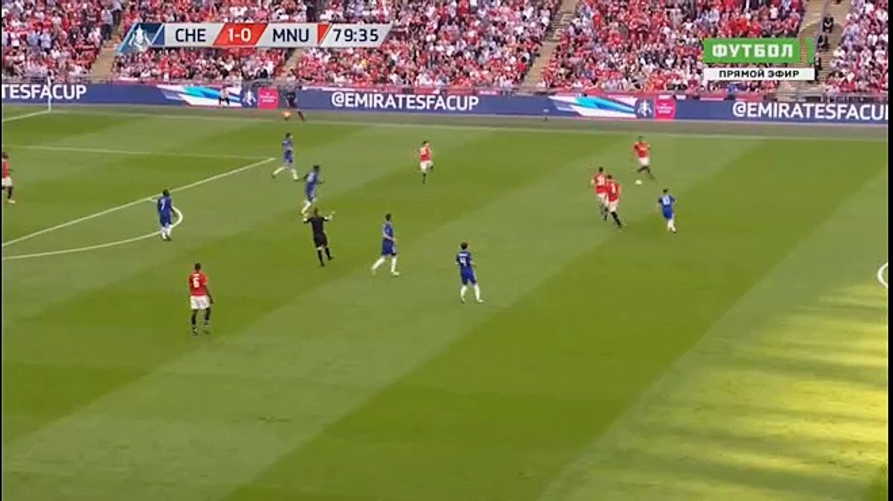 KHÔNG VÀO! Cú dứt điểm từ xa cực mạnh của Matic đưa bóng đi trúng người Courtois và ra hết đường biên dọc.