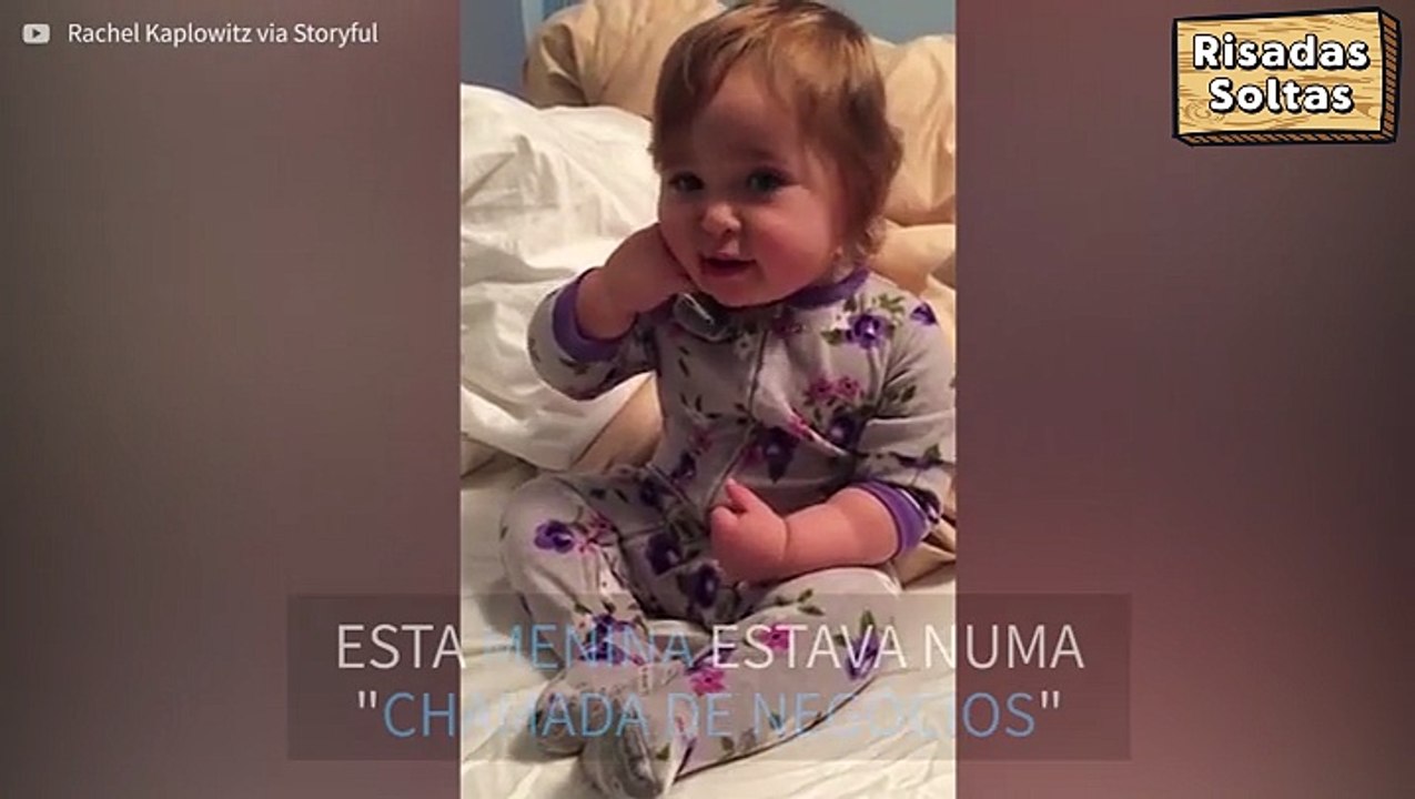 Menina imita a sua mãe numa chamada ao telemóvel