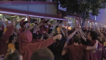 Galatasaraylı Taraftarlar Şampiyonluğu Kutluyor