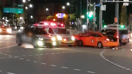 교차로서 택시끼리 충돌...승객 1명 부상 / YTN