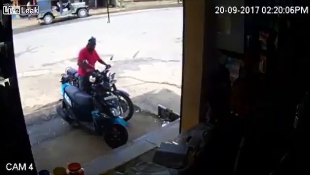 Il voulait juste emmener sa moto pour une révision chez le garagiste mais ça va mal finir