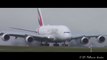 Un airbus A380 crée une énorme vague en atterrissant sur une piste inondée.