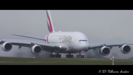 Download Video: Un airbus A380 crée une énorme vague en atterrissant sur une piste inondée.