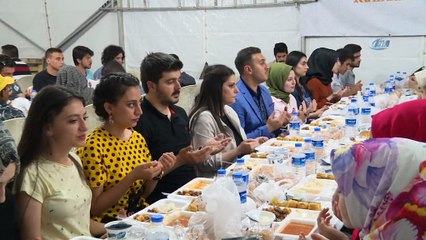 Bakan Sarıeroğlu gençlerle iftar çadırında buluştu