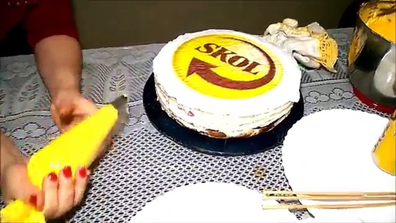 Bolo Skol com latinha/Bolo cerveja/decorando bolo simples com chantilly. - Culinária em Casa