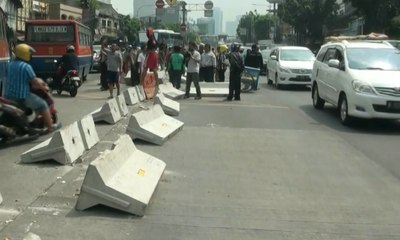 Diprotes, Dishub Bongkar Pembatas Jalan Simpang Duren Tiga