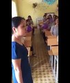 Cô giáo cảm động trước tiết học cuối cùng mà học sinh bất ngờ dành tặng cô