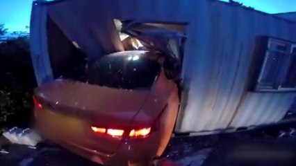 인천공항 주차장에서 택시 컨테이너로 돌진...1명 다쳐 / YTN