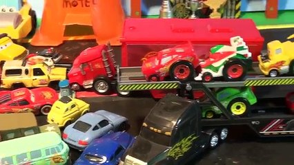 Скачать видео: Pixar Cars Riplash Racers in Radiator Springs with Lightning McQueen, and the Delinquent Road Hazard