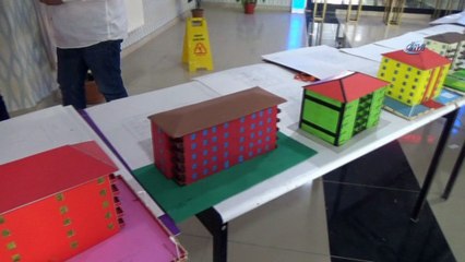 Öğrenciler atık malzemelerden evler yaptı