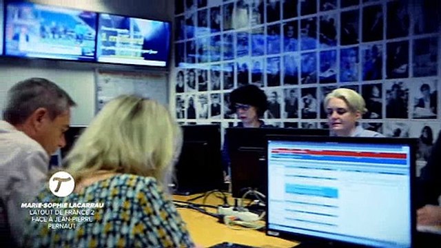 Le tube nous plonge dans les coulisses du 13h de France 2 qui fait tout pour se démarquer de TF1 - Regardez