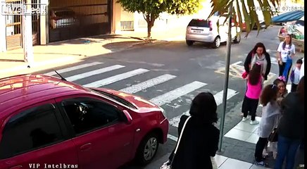 Offduty female police officer fatally shoots robber