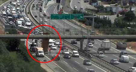 TEM'de Damperin Üst Geçitte Takılı Kaldığı Anlar Kamerada