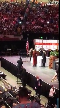Remise de diplôme : il danse du hip hop sur scène devant toute l'université !