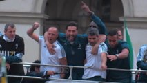 Buffon given emotional send off in Juve bus parade