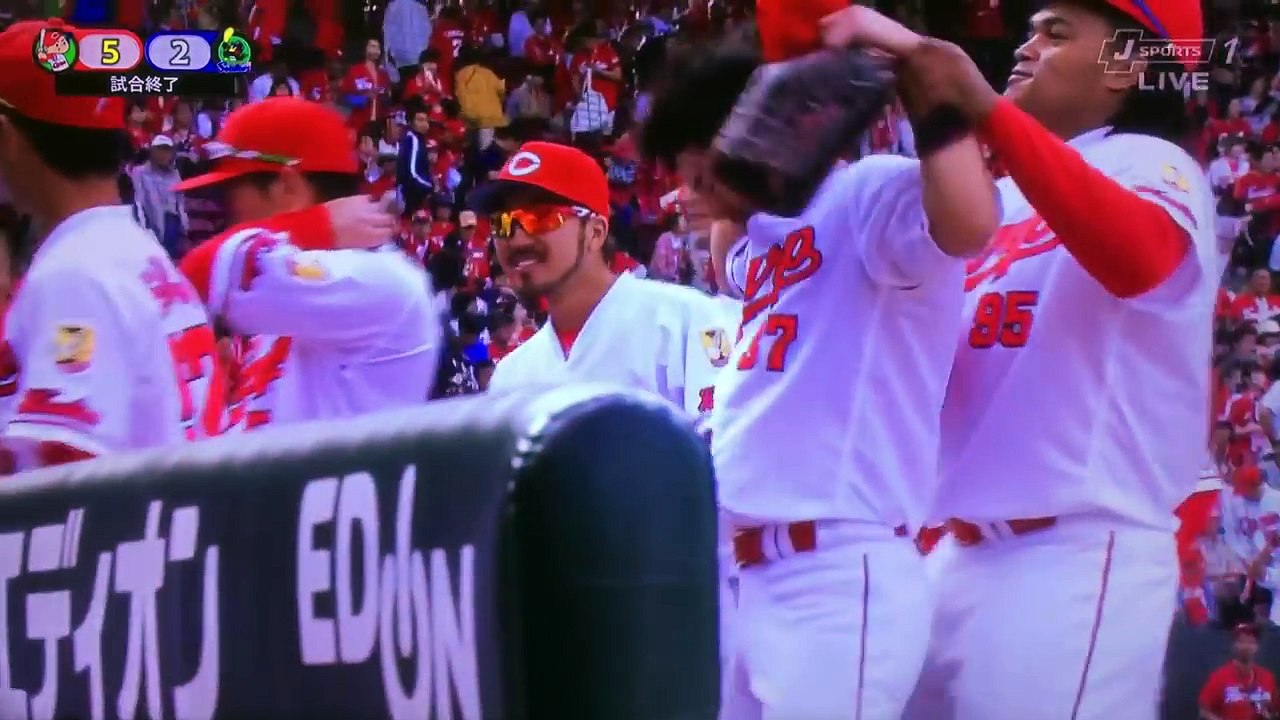 カープ野間とバティスタのじゃれあい