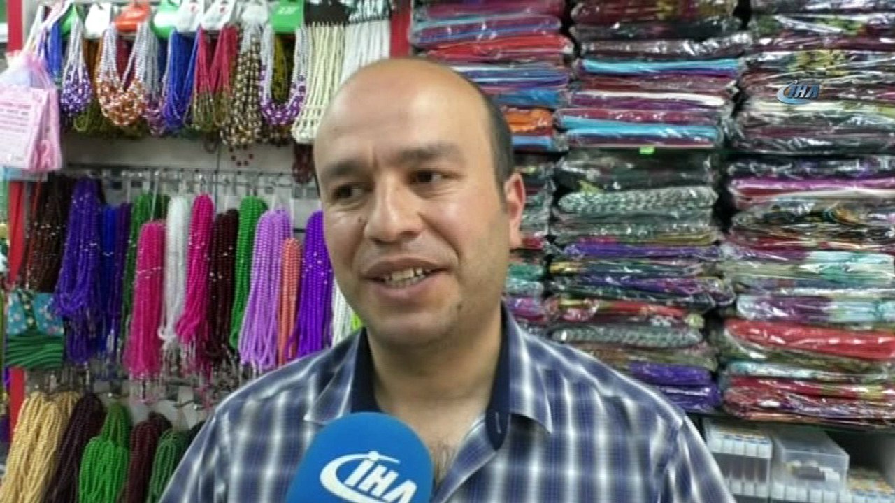 Namaz elbisesi ve namaz öğreten seccade satışlarında artış