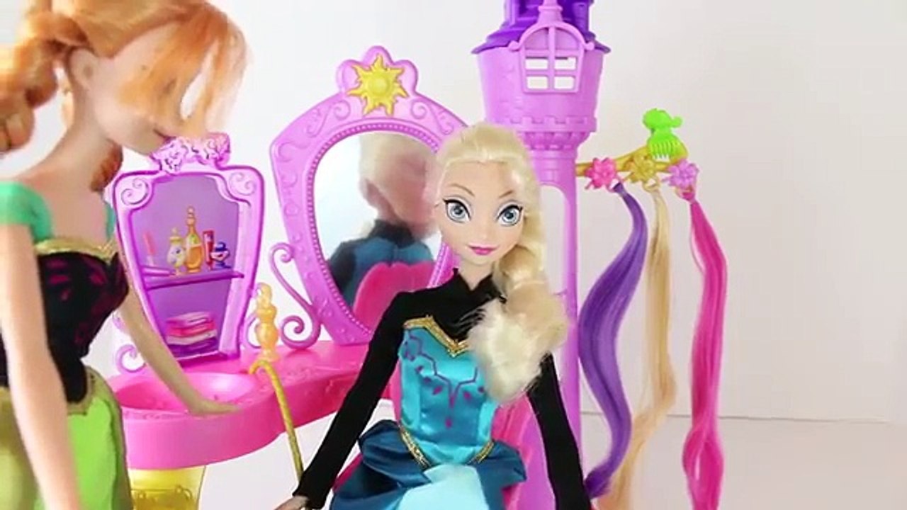 Frozen Elsa and Anna Give Rapunzel a Hair Salon...