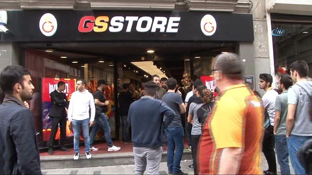 Şampiyonluk kutlaması için saatlerce kuyrukta beklediler