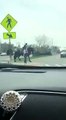Quand un policier à cheval se lance à la poursuite d'une voiture