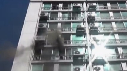 아파트 9층에서 불...연기 마신 2명 이송 / YTN