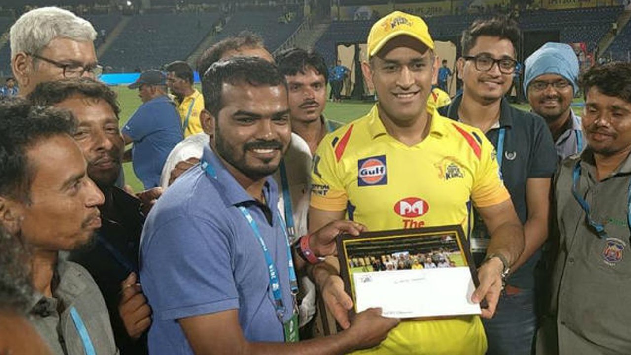 IPL 2018 : Dhoni Plans Special Parting Gift for Pune Groundsmen