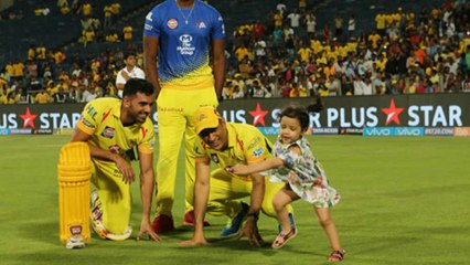 IPL 2018 : Dhoni With His Daughter Ziva In Stadium