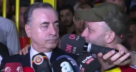 Galatasaraylı Taraftarlar, Ünlü Oyuncu Rıza Kocaoğlu'yu Yerden Yere Vurdu: Özür Dile