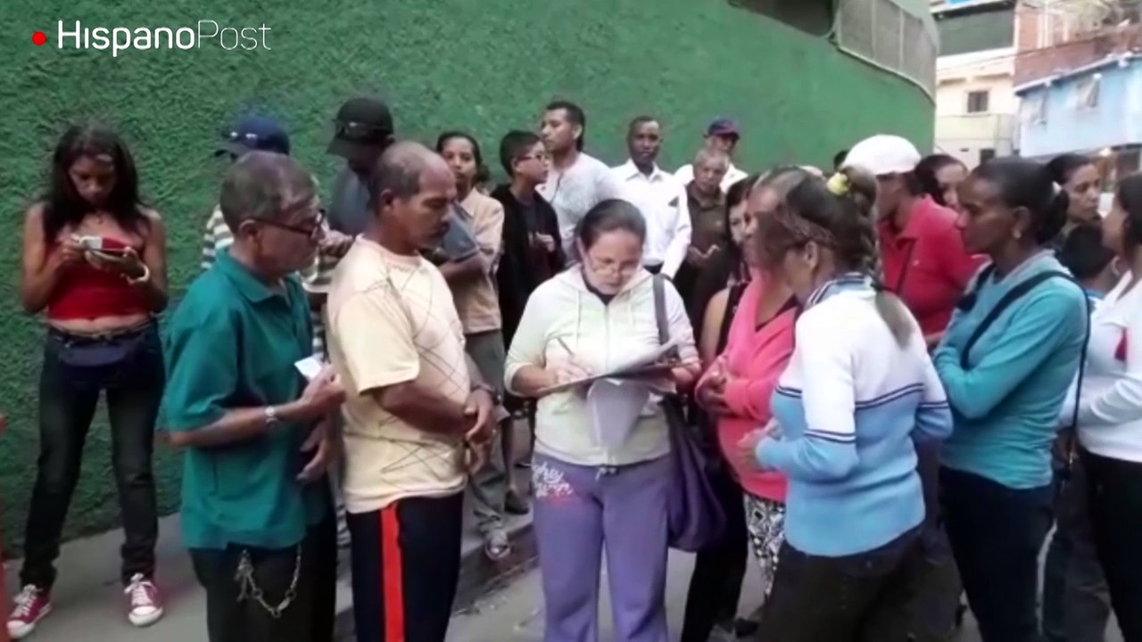 Militantes del PSUV escanean Carnet de la Patria de votantes