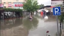 Çankaya'da Caddeyi Su Bastı, Vatandaş Aracını Direğe Bağladı