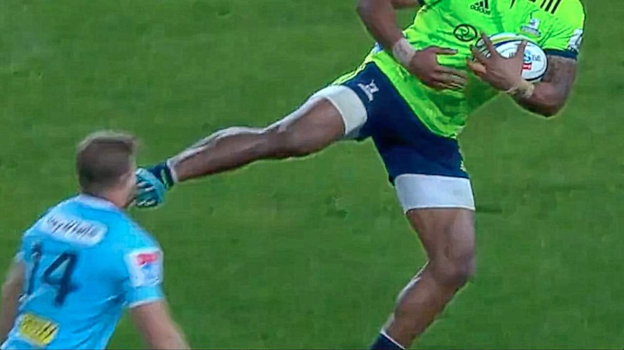 Il donne un coup de pied dans la tête de son adversaire en sautant