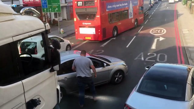 Enorme road rage entre un conducteur et un chauffeur de camion