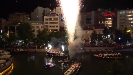 Eskişehir Porsuk Çayı'nda Teknelerle 'Fener Alayı' Geçişi