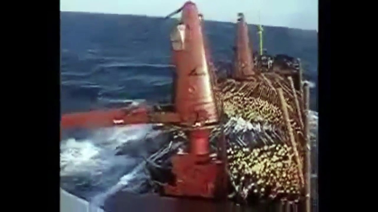 Awesome!_Timber_shipping_and_barge_unload._Ship_fails_and_accidents