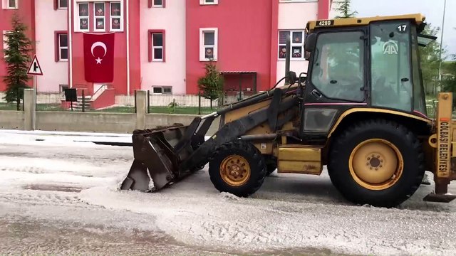Başkentte kuvvetli sağanak - Gölbaşı TOKİ'de dolu temizleme çalışmaları (11) - ANKARA