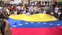 Venezuela clama contra Maduro en Madrid mientras él vota 